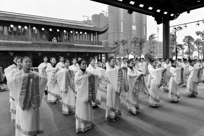 昨日,，閩侯縣的閩都民俗園張燈結(jié)彩,，人頭攢動,。作為今年閩侯元宵節(jié)的重頭戲，今年的展演不僅有才藝表演,，還有不少閩侯特色項目展示。