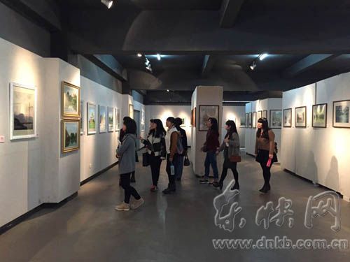 福州大二學(xué)生自費(fèi)辦個(gè)人畫展　畫材和裝裱花萬元