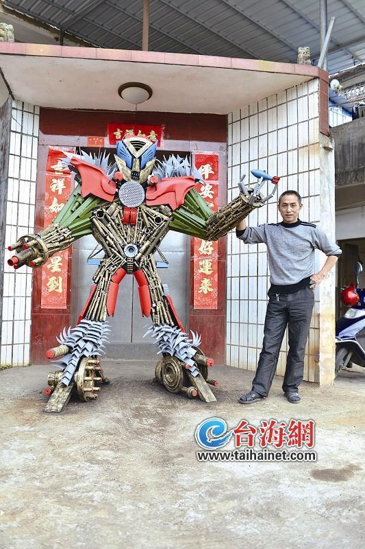 兩噸廢鐵整出個(gè)變形金剛　制作者原是個(gè)下崗工人