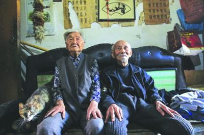 100歲爺爺97歲奶奶 有一種幸福叫80年不分開(kāi)(圖)