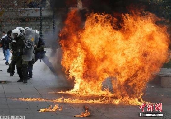希臘國(guó)會(huì)批準(zhǔn)新緊縮計(jì)劃 換取救援資金和債務(wù)減免