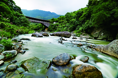 “長(zhǎng)虹”橫臥兩山間  士子憑此“躍龍門”