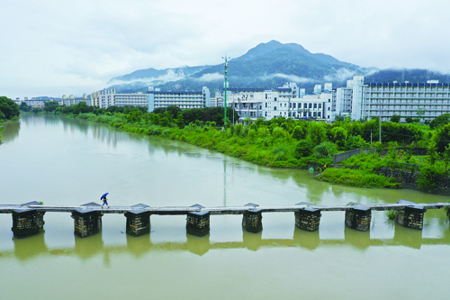 跨岸直通十四門   溪源河畔話榕橋