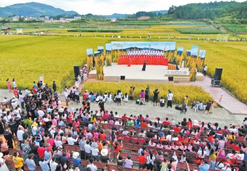 用金色豐收祝福祖國(guó)