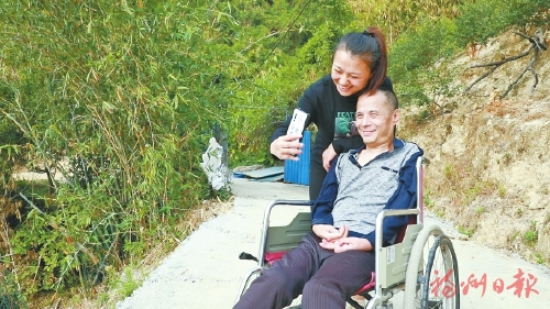 16年來(lái)不管去哪,，她都要帶著爸爸……