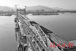 新洪塘大橋下游橋首日通行有序