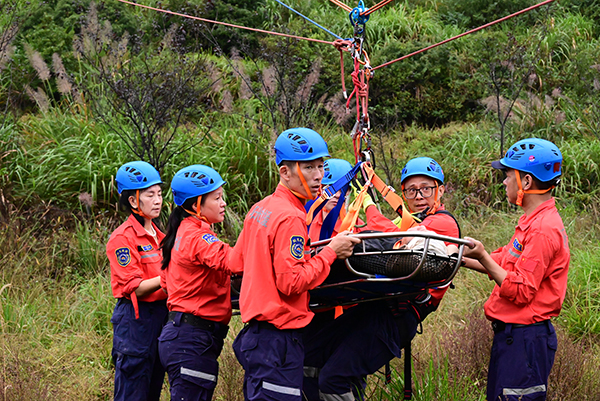 五虎山舉行山地應(yīng)急救援演練