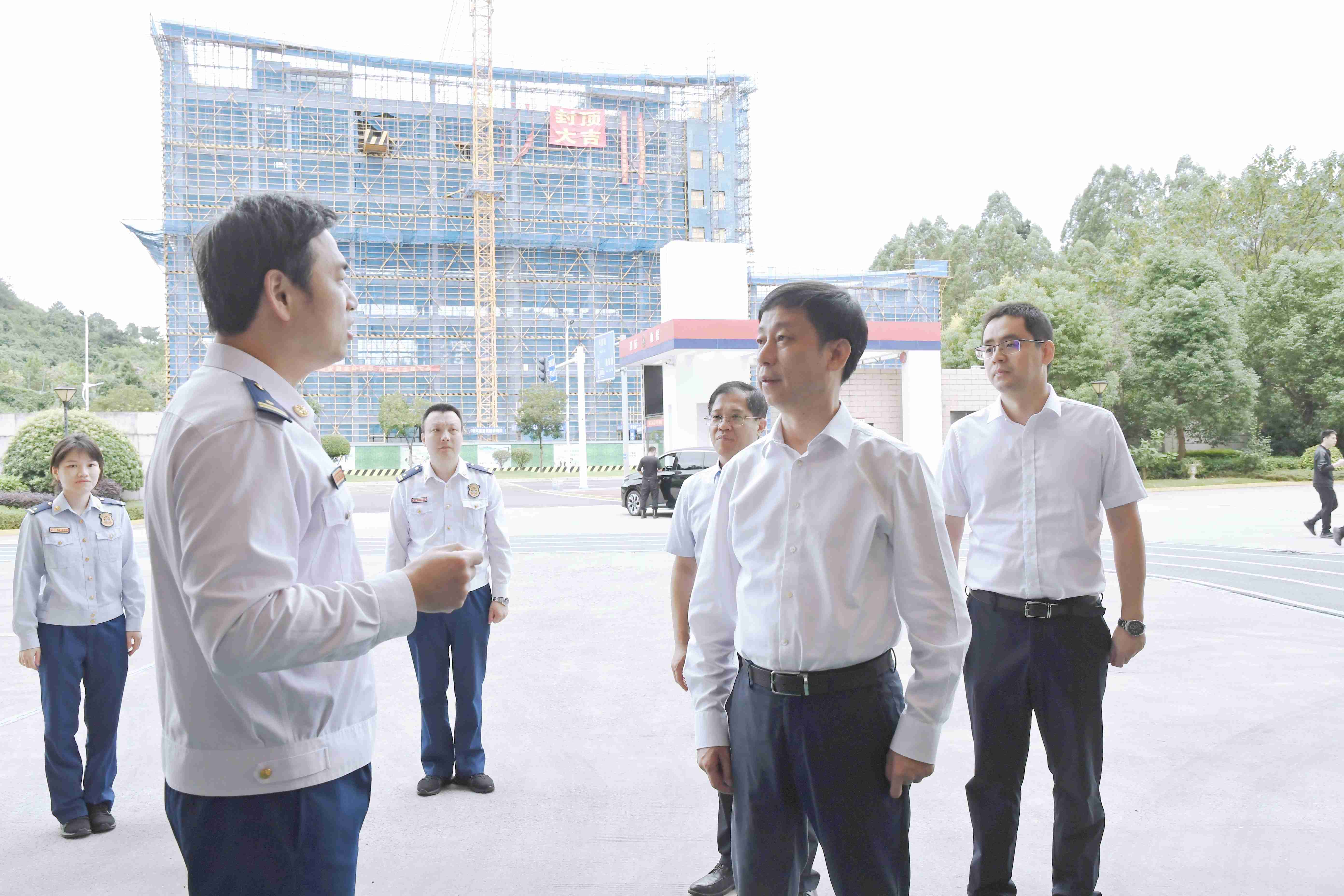 全縣防御臺(tái)風(fēng)“康妮”部署會(huì)召開,，縣委書記吳永忠檢查防汛防臺(tái)風(fēng)工作