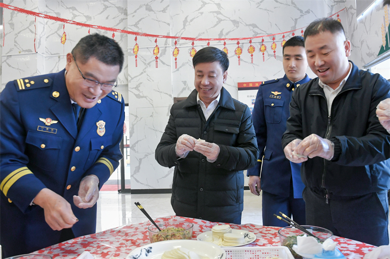 縣委書記、縣長與消防救援人員共度新春