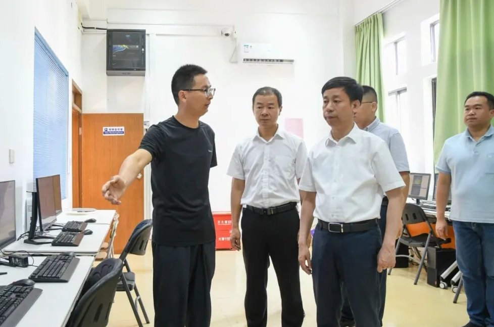 縣委書記檢查高考準(zhǔn)備工作