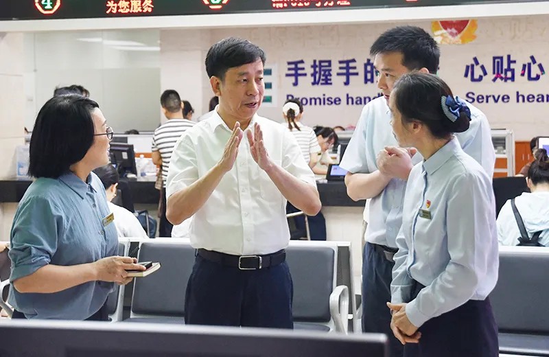 縣委書記走訪調研縣政務服務中心