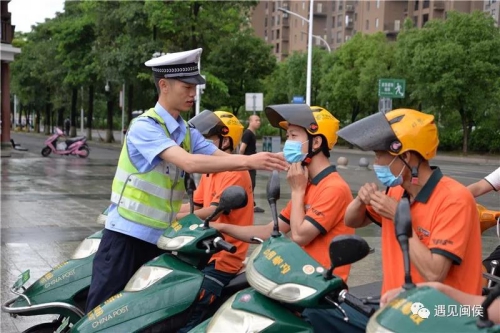 這么多騎手小哥哥在閩都民俗園門口集合，原來是為了做好這件事