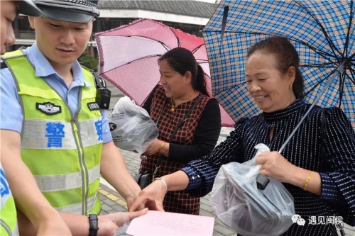 這么多騎手小哥哥在閩都民俗園門口集合,，原來是為了做好這件事