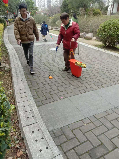 公園舉目皆美景 文明游園氛圍濃