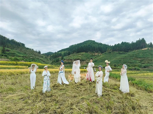就在廷坪這片稻田！開(kāi)SHOW,！