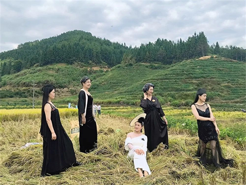 就在廷坪這片稻田,！開(kāi)SHOW,！
