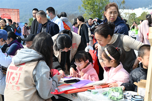 義診,、普法、非遺……這里“鋒”景好,！