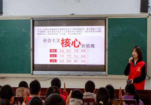 熒光如炬,，薪火相傳 福州英華職業(yè)學(xué)院開展“螢火計劃”愛國主義教育進校園主題系列活動
