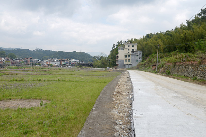 2.▲（大坪至仙山公路,，部分路段已完成路基建設并鋪設了水泥?張存金攝）.jpg