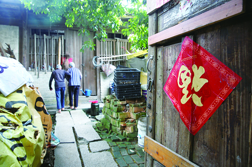3-3.“母子倆”就這樣相互攙扶著繼續(xù)走過(guò)春夏秋冬.jpg