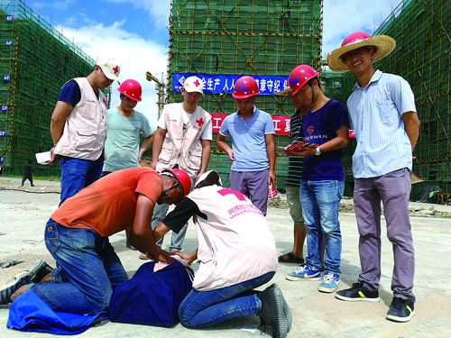 縣紅十字會志愿者指導建筑工人進行心肺復蘇技能操作,。 林雯震 攝1.jpg