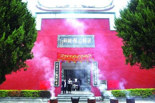綠樹掩映中的梁國公張睦祠建筑典雅,，莊嚴(yán)肅穆。 李煜晗 攝.jpg