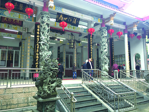 張睦祠堂大殿祠堂莊嚴(yán)無比,掛滿匾額,。 李煜晗 攝.jpg