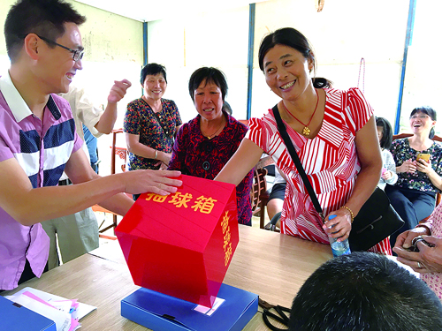 選地現(xiàn)場(chǎng),，征遷戶笑逐顏開,。.jpg