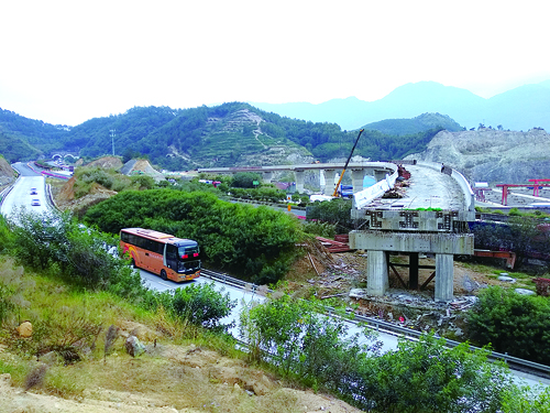 福銀高速鴻尾互通主體工程已見(jiàn)雛形,。 (5).jpg