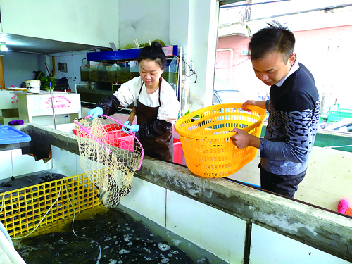 店主羅女士給客人配送草魚,。 (2).jpg