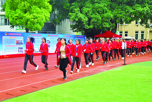 班主任組織學(xué)生撤離教室,。1-1.jpg